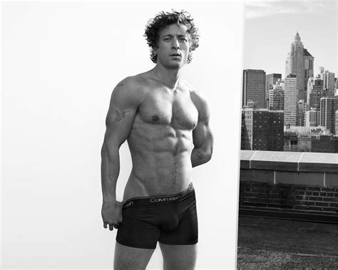 Watch Jeremy Allen White Strip Down to His Calvins In Steamy。